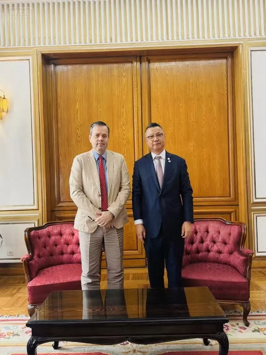 潘锋与罗马尼亚驻华大使马克西姆会面洽谈 