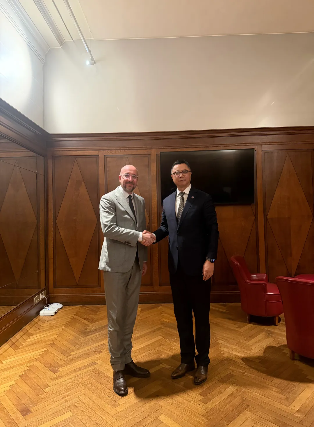 潘锋与欧洲理事会前主席夏尔·米歇尔工作会谈 