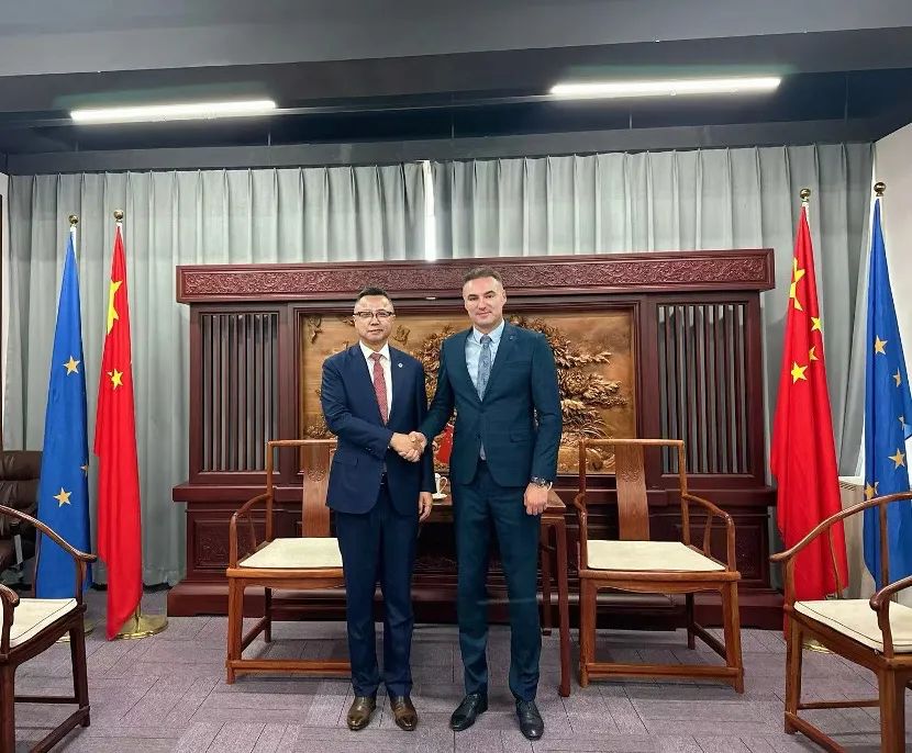 潘锋与波黑驻华大使Sinisa Berjan座谈 