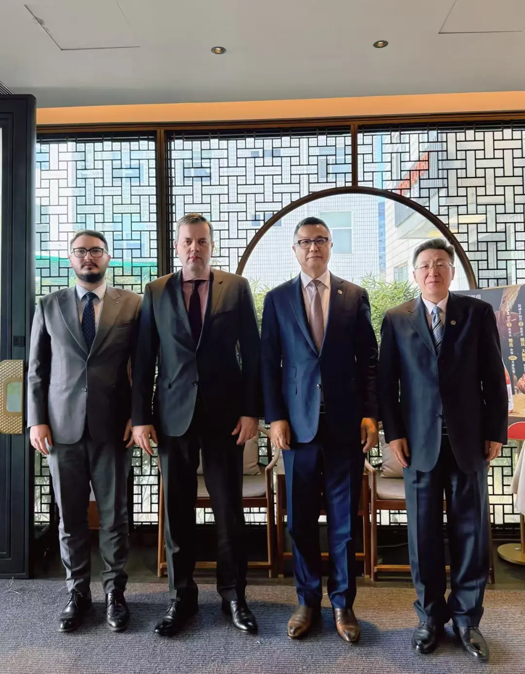 潘锋与罗马尼亚驻华大使会面 