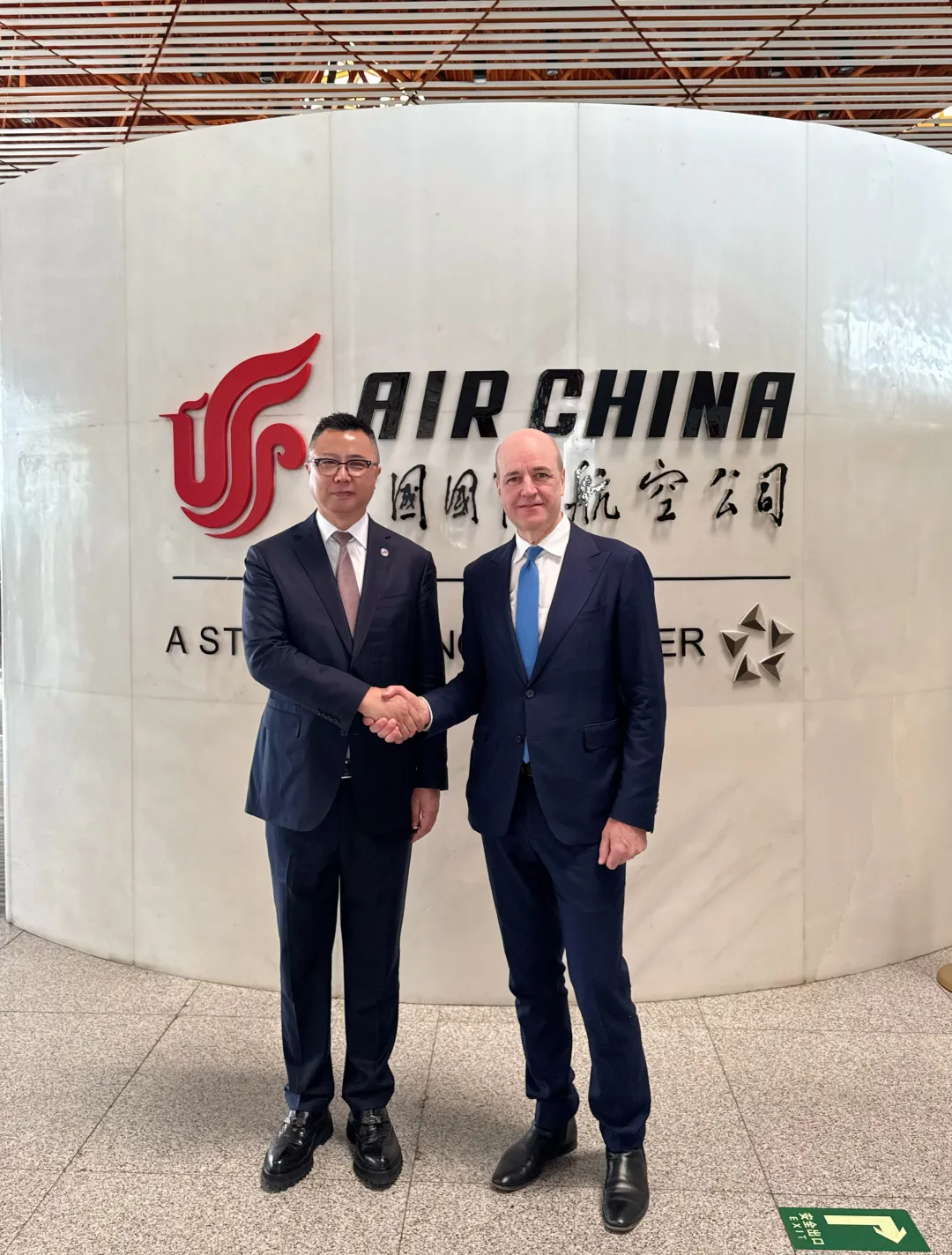 潘锋在京会见瑞典前首相约翰·弗雷德里克·赖因费尔特 
